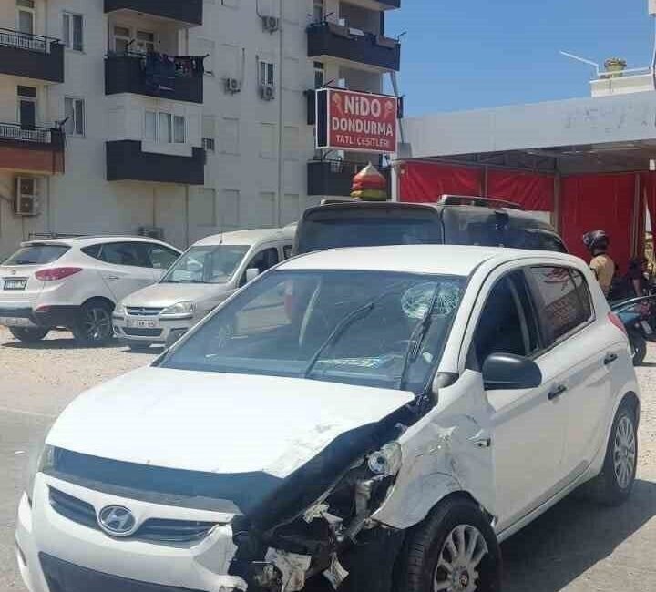 Manavgat’ta otomobil ile hafif ticari aracın çarpışması sonucu meydana gelen