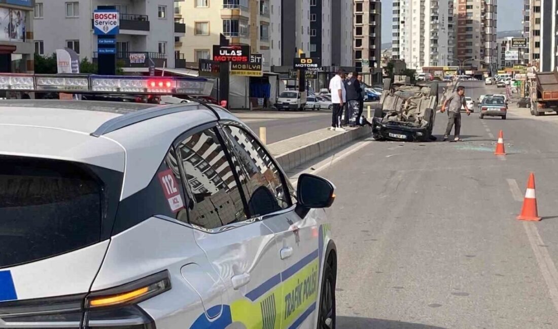 Mersin’de manevra yapan kamyon nedeniyle yolda taşıtlar durdu, bu sırada