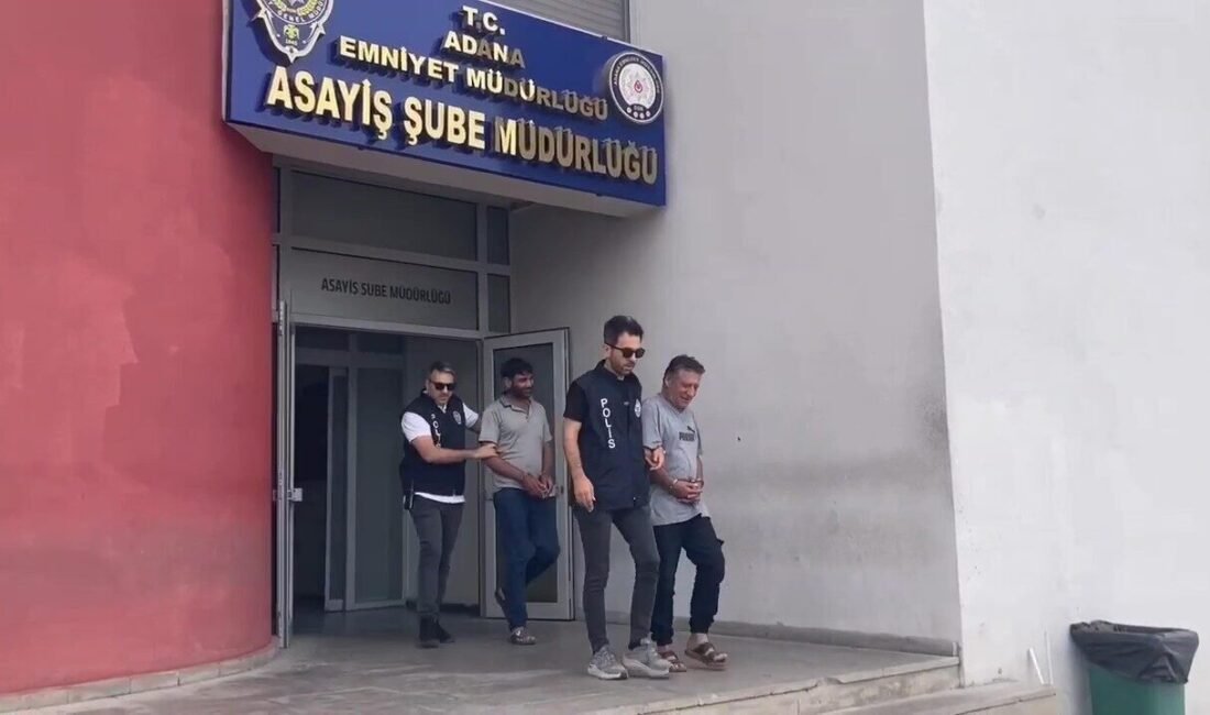 Adana’da bir atı otomobilin arkasına bağlayarak trafikte seyreden sürücü ve