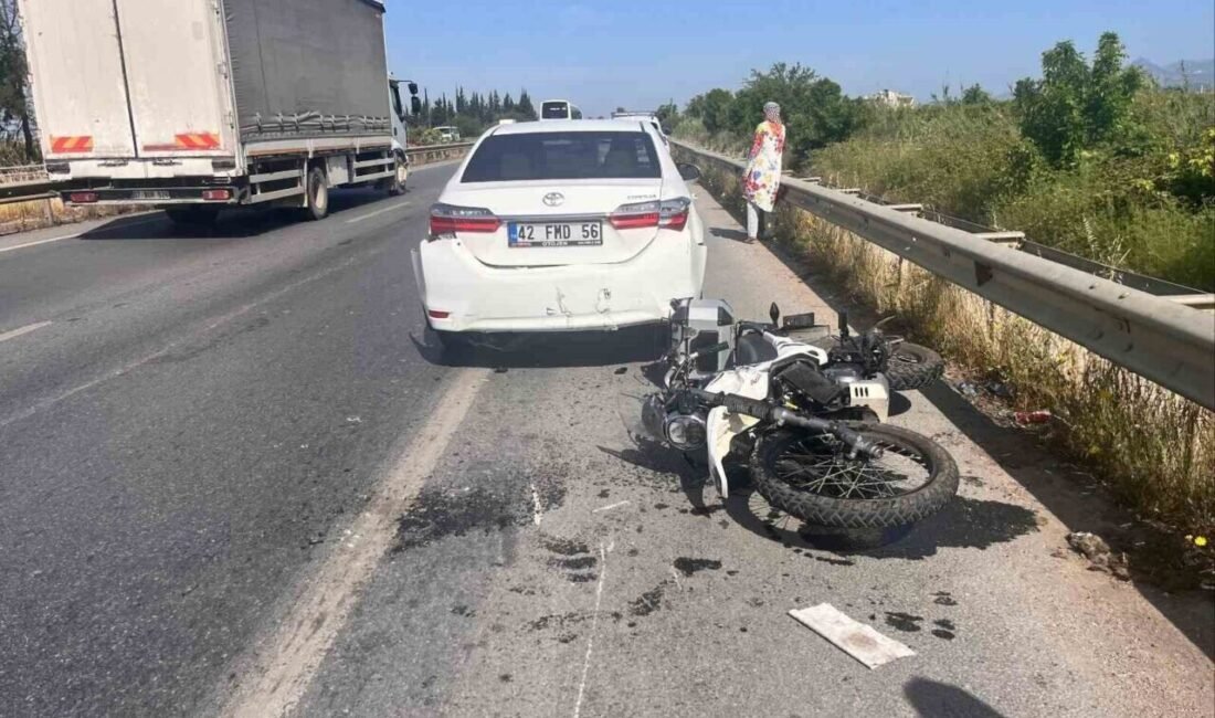 Antalya’nın Manavgat ilçesinde otomobil ile çarpışan motosikletin sürücüsü, kaldırıldığı hastanede