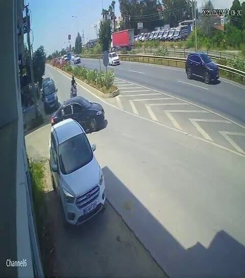 Antalya’nın Manavgat ilçesinde tali yoldan çıkan otomobile çarpan motosikletin sürücüsü