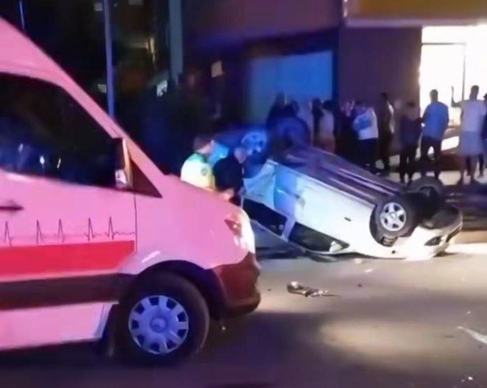 Mersin Erdemli’de 2 otomobilin çarpışması sonucu meydana gelen kazada 5