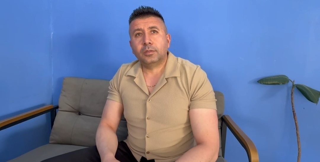 Adana’nın Tufanbeyli ilçesinde özel güvenlik görevlisi yanına gelen tilkiyi kendi