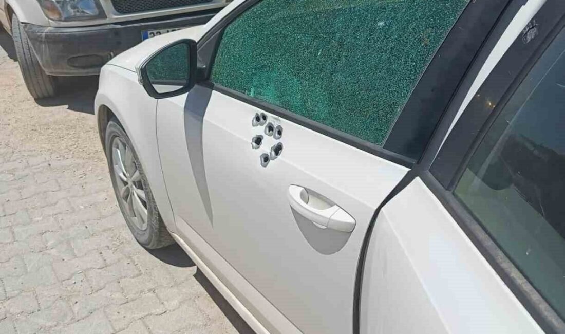 Hatay’da park halindeki araç av tüfeğiyle kurşunlanarak saçmaların hedefi oldu.