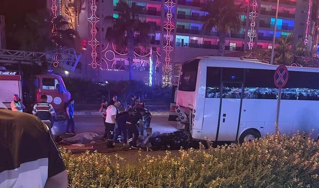 Antalya’nın Alanya ilçesinde, D-400 karayolu üzerinde park halindeki midibüse çarpan