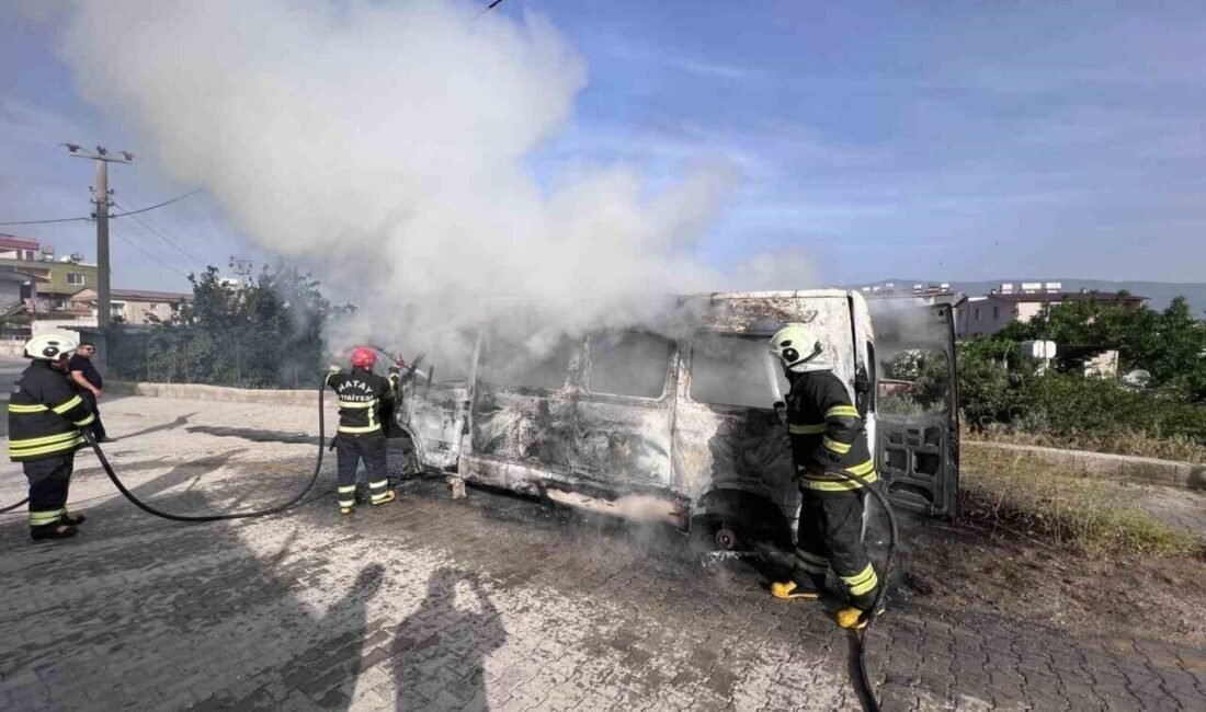 Hatay’da park halinde bulunan hurda minibüs alevlere teslim oldu. Yangın,