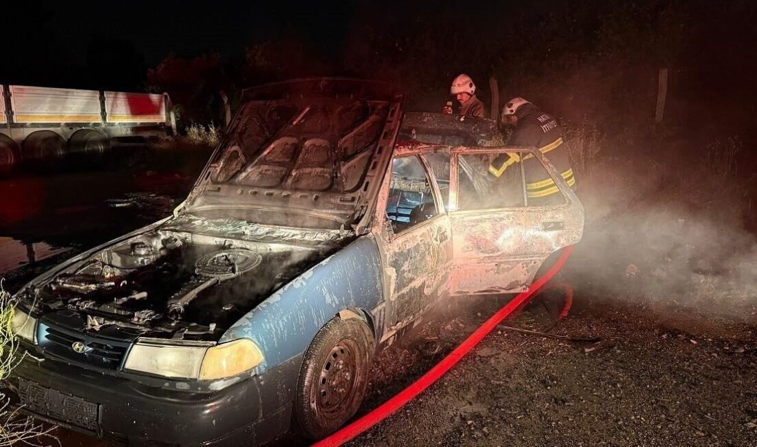 Hatay’da park halindeyken alevlere teslim olan otomobil kullanılmaz hale geldi.