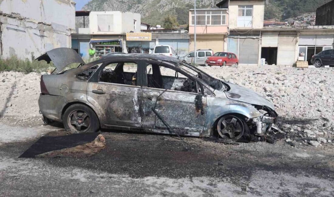 Hatay’ın Antakya ilçesinde park halindeyken yanan otomobil kullanılamaz hale geldi.