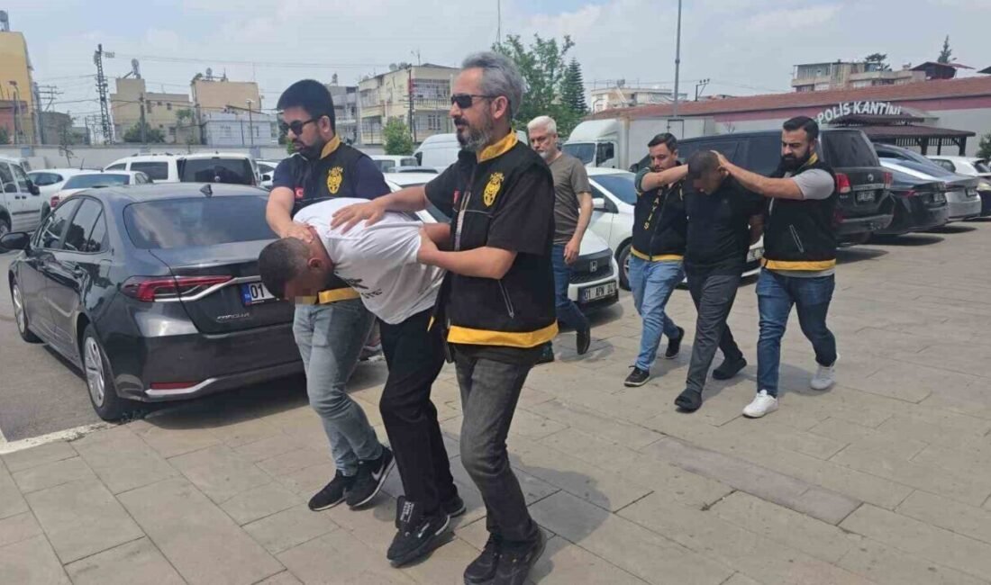 Adana’da park halinde 4 araçtan yaklaşık 500 bin TL değerinde