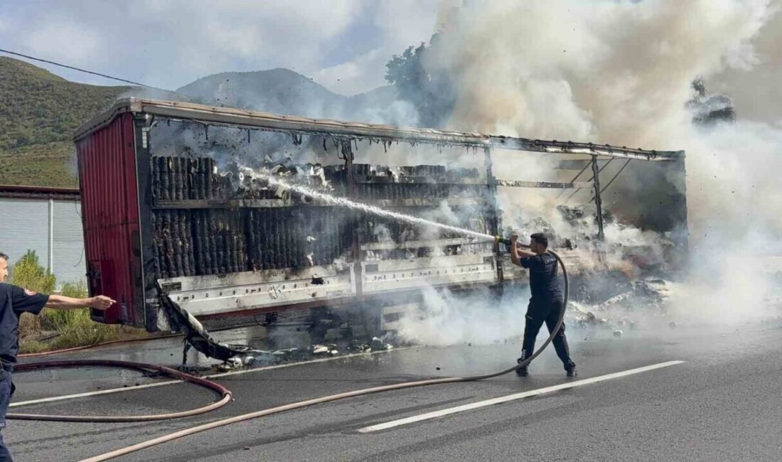 Antalya’nın Gazipaşa ilçesinde seyir halindeyken dumanlar çıkan peçete yüklü tırın