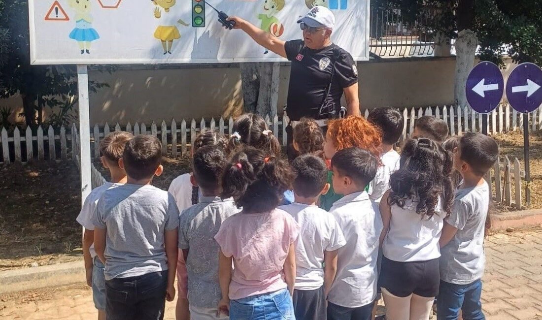 Mersin’in Tarsus ilçesinde polis “Trafik Haftası” etkinlikleri çerçevesinde öğrencilere uygulamalı
