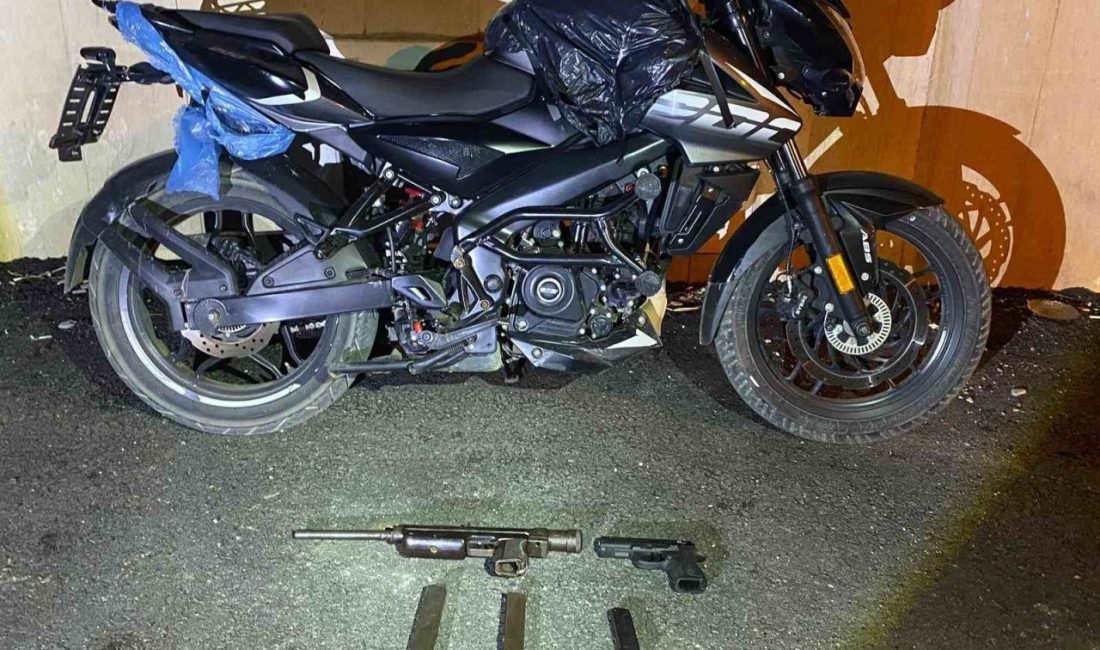Adana’da silahlı saldırı hazırlığında olduğu değerlendirilen 2 motosikletli, kovalamaca sonucu