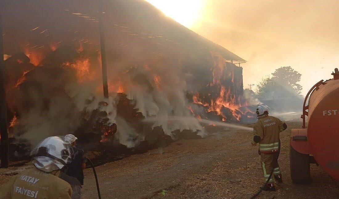 Hatay’da samanlıkta çıkan yangın itfaiye ekiplerinin uzun uğraşlarıyla 16 saat