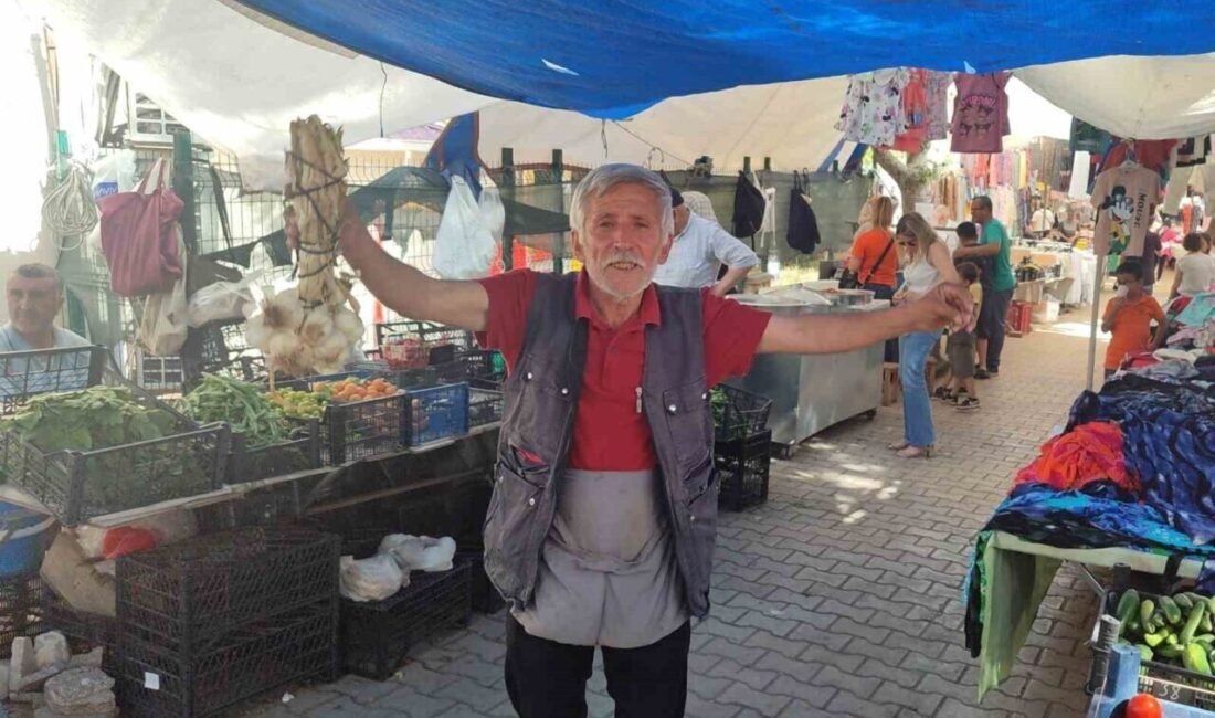 Kahramanmaraş’ın Onikişubat ilçesindeki pazarın renkli siması, hem ekmeğini kazanıyor hem