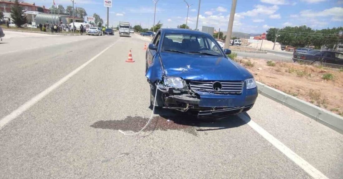 Isparta’nın Şarkikaraağaç ilçesinde belediyeye ait resmi otomobil ile motosikletin çarpışması