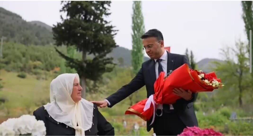 Adana’nın Kozan ilçesinde şehit annesi Elif Özel, Anneler Günü’nde kendisini
