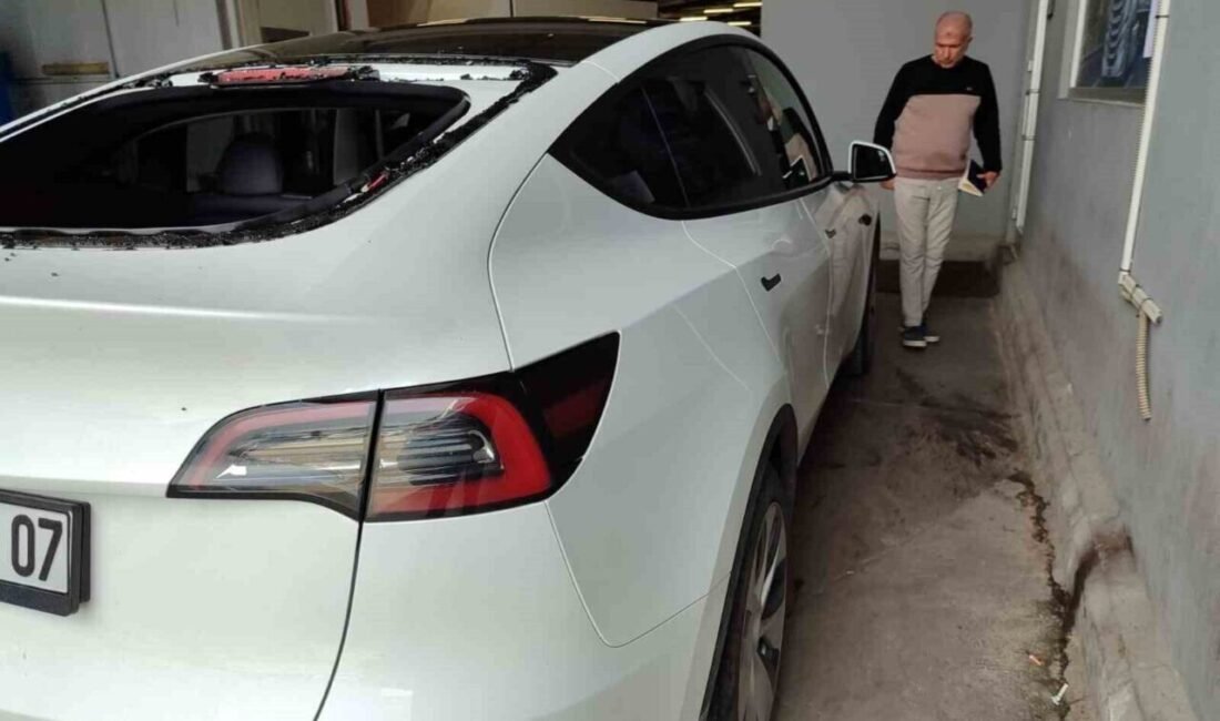 Antalya’nın Serik ilçesinde etkili olan dolu ve sağanak yağış, seralara