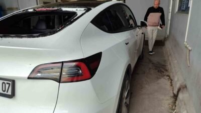 Antalya’nın Serik ilçesinde etkili olan dolu ve sağanak yağış, seralara