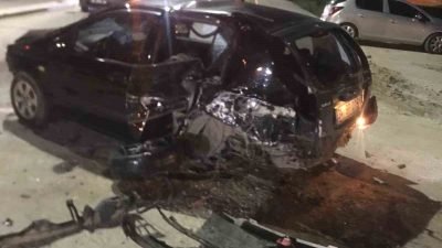 Antalya’nın Serik ilçesinde iki otomobilin çarpışması sonucu meydana gelen kazada