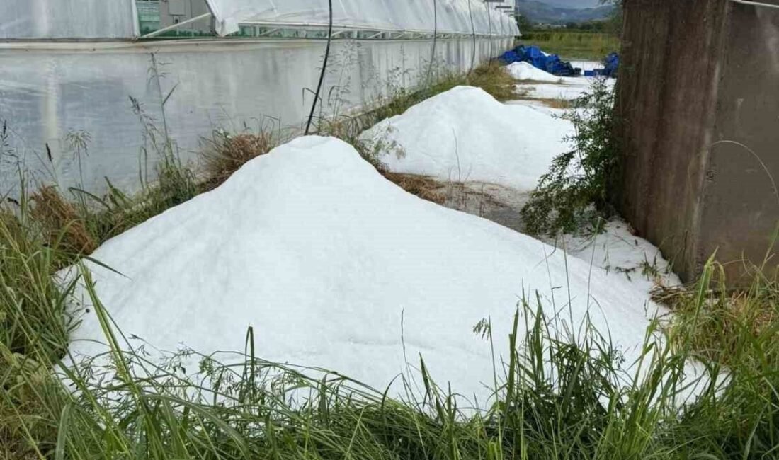 Antalya’nın Serik ilçesinde sabah saatlerinde etkili olan sağanak yağış ve