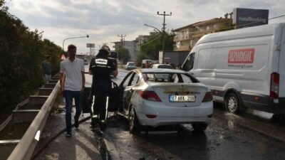 Antalya’nın Serik ilçesinde seyir halindeyken aniden alev alan otomobil, itfaiye