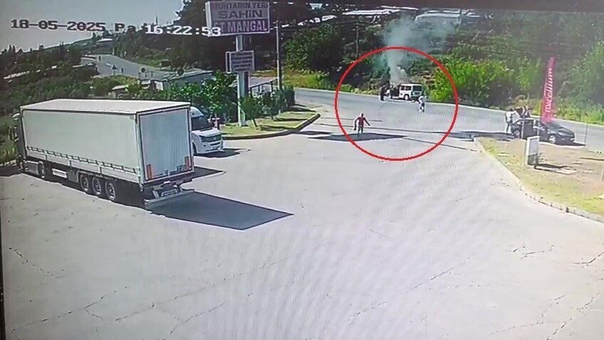 Manavgat’ta seyir halindeyken alev alan araçtaki yangın akaryakıt istasyonu ve