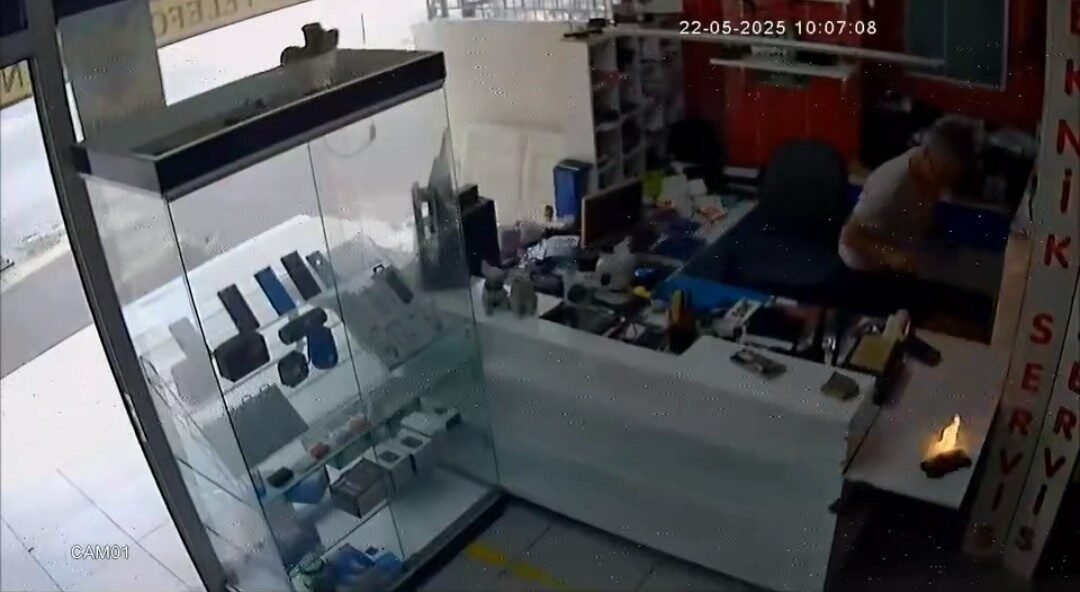Adana’da telefon tamircisinde cep telefonu batarya kaynaklı bomba gibi patlayıp