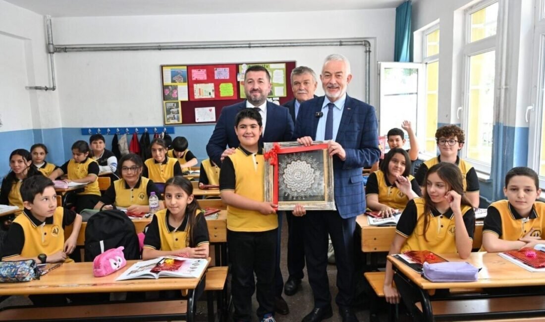 Isparta Belediye Başkanı Şükrü Başdeğirmen, Mustafa Şener Ortaokulu 5/A sınıfı