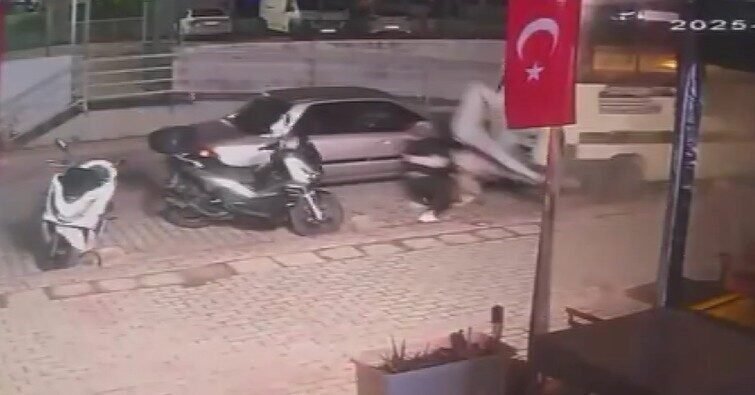 Antalya’nın Alanya ilçesinde sokakta tartıştığı 3 kişinin üzerine otomobili sürerek