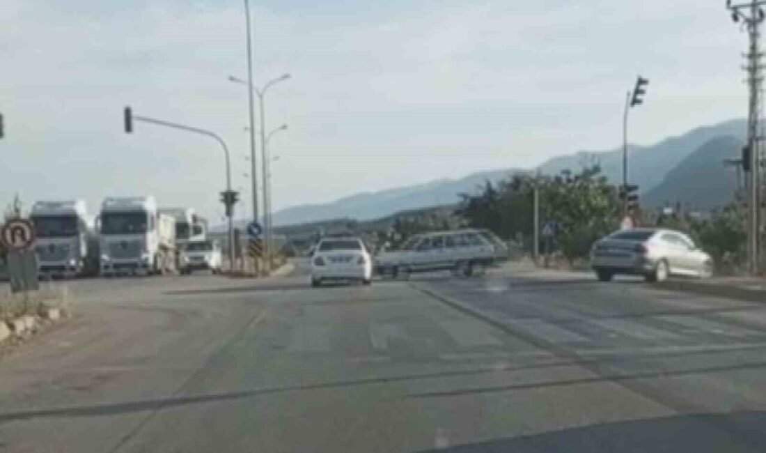 Hatay’da 2 otomobilin kavşakta çarpışması sonucu yaşanan kazada 2 kişi