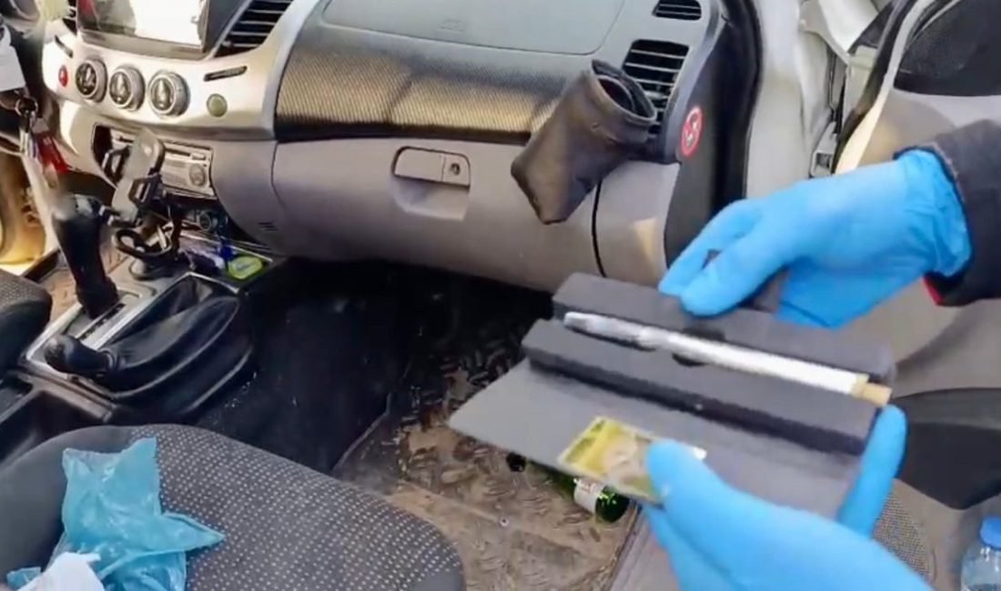 Mersin polisinin yaptığı çalışmada belirlenen bir araçta arama gerçekleştirildi, biri