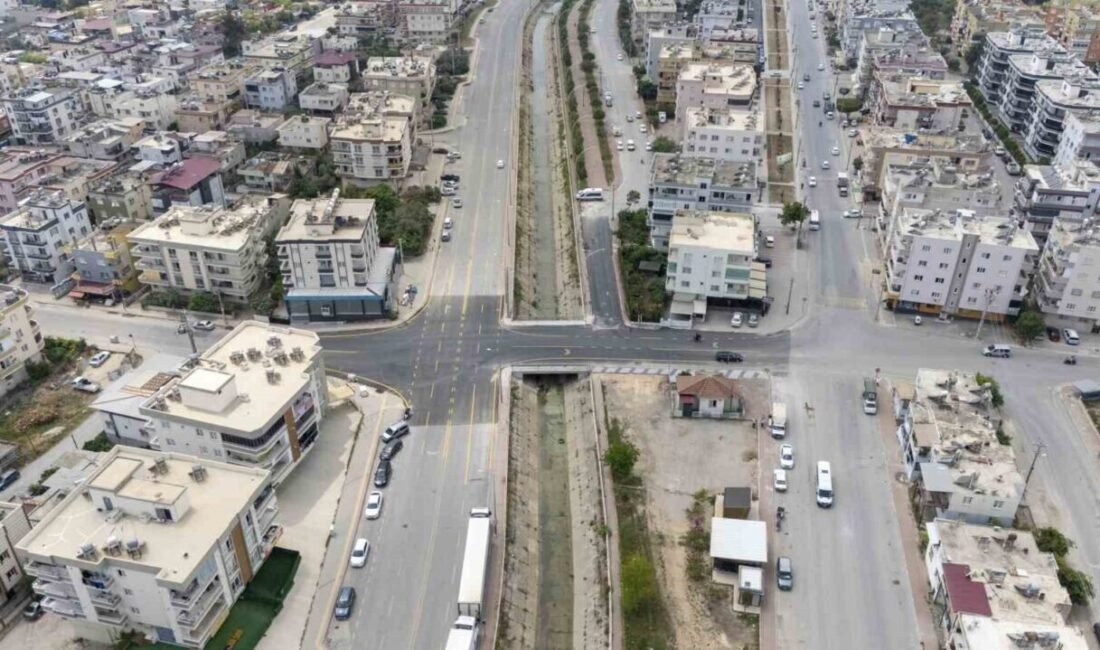 Mersin’in Tarsus ilçesinde trafik akışında sorun oluşturan ve sürekli kazaya