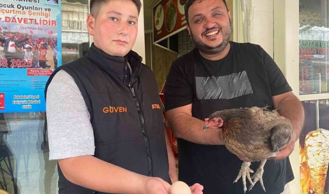 Antalya’nın Serik ilçesinde sokaktan gelen tavuk, tavuk dönerci dükkanına girerek