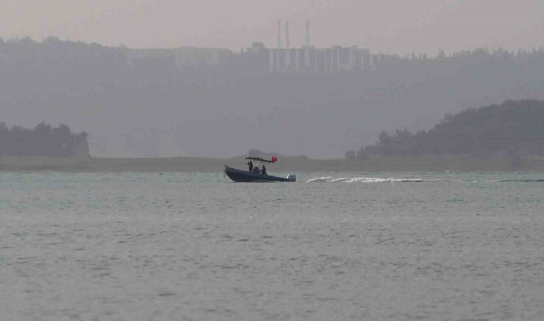 Adana’da arkadaşlarıyla birlikte tekneyle göle açılan genç rüzgarın etkisiyle dengesini