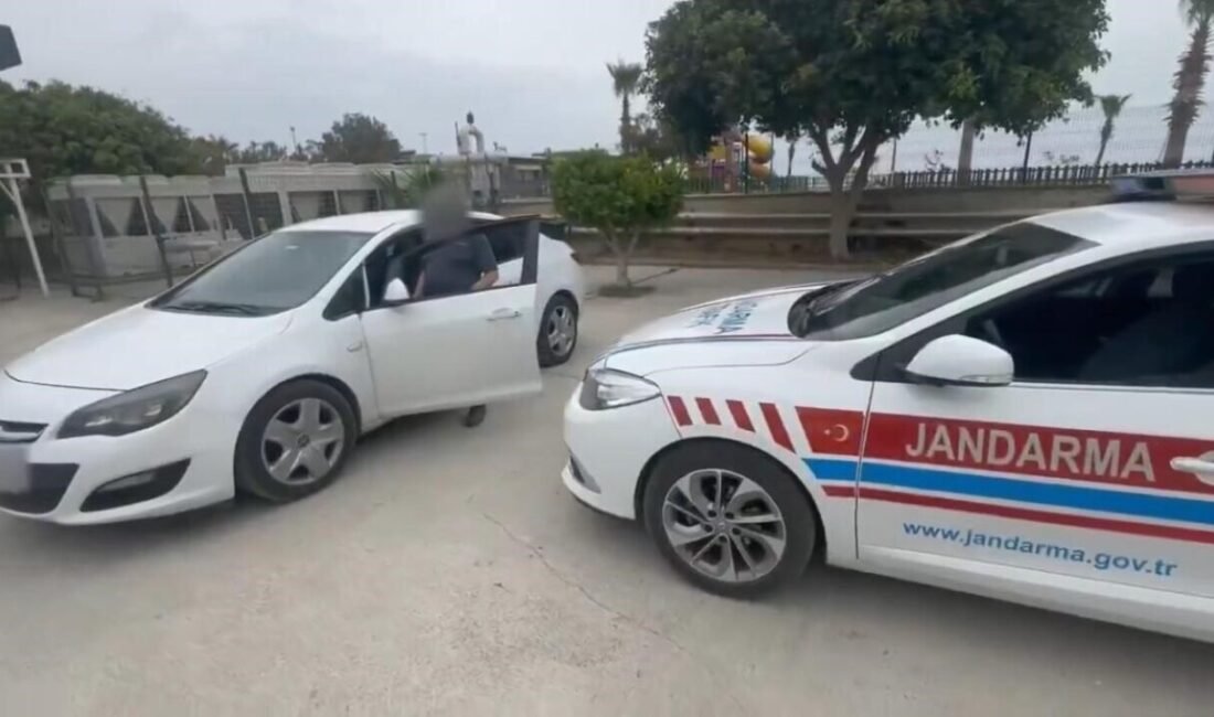 Mersin’de jandarma ekipleri bir sürücüyü, ters şeritten giderek trafiği tehlikeye