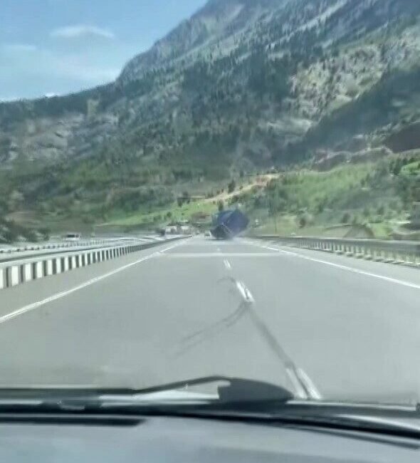 Kahramanmaraş’ta meydana gelen trafik kazasında tırın devrilme anı cep telefonu