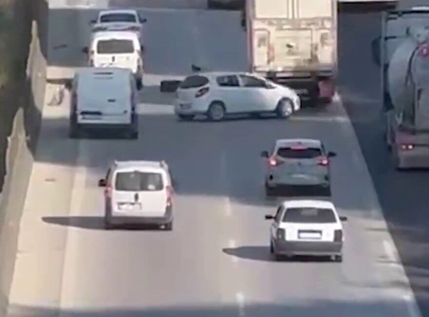 Adana’da otoyolda tırın tekerinden kopan lastik kaplaması, 5 otomobilin karıştığı