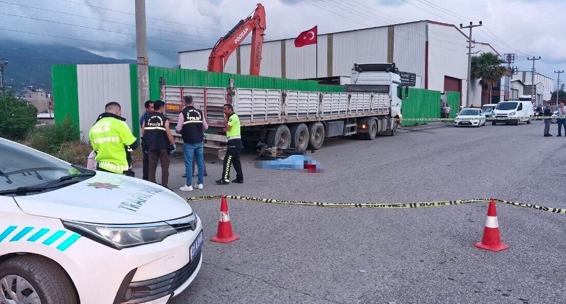 Hatay’da tırla çarpışan motosikletin 16 yaşındaki sürücüsü hayatını kaybetti. Kaza,