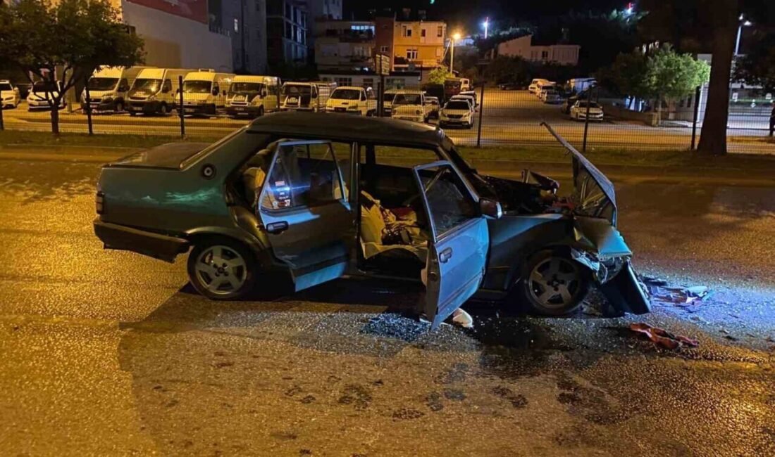 Antalya’nın Serik ilçesinde Tofaş marka otomobilin tırla çarpıştığı kazada 2