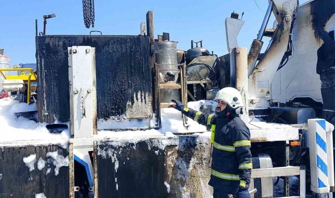 Kahramanmaraş’ta içinde tüplerin de olduğu bir kamyonun kasasında çıkan yangın,