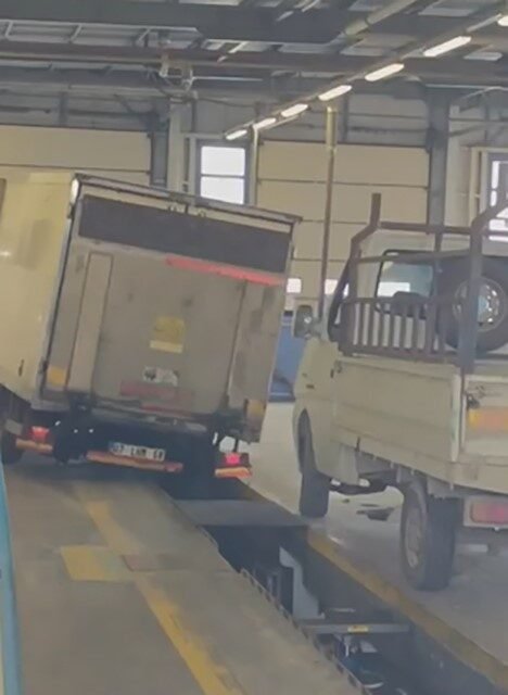 Adana’da TÜVTÜRK araç muayene istasyonunda bindiği kamyonette fren yerine gaza