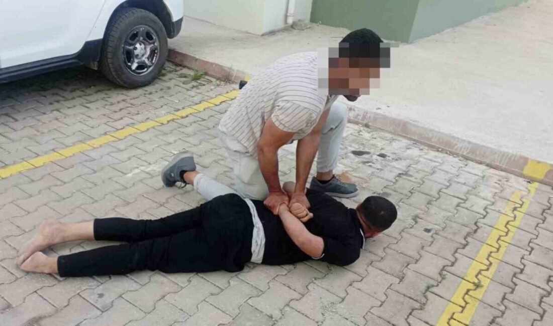 Adana’da narkotik ekiplerinin durdurduğu araçta, koltuk altına gizlenmiş 1 kilo