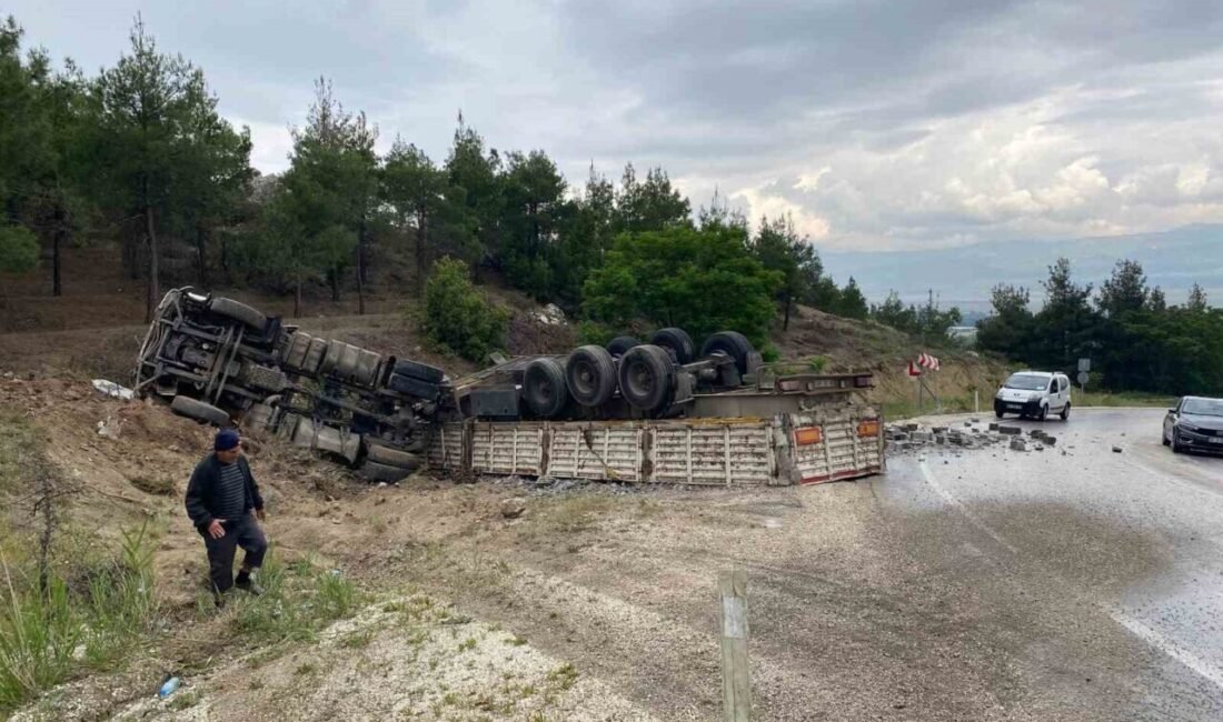 Burdur-Isparta Dostluk Yolu’nda yağış nedeniyle kayganlaşan yolda kontrolden çıkan tuğla