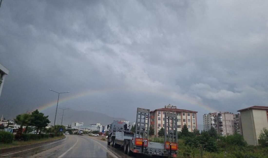 Adana’nın Kozan ilçesinde kısa süreli yağışın ardından gökkuşağı oluştu. Meteorolojinin