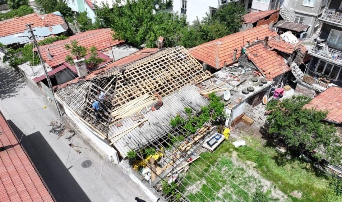 Isparta Belediyesi Bahçelievler Mahallesinde yangından dolayı zarar gören bir evin