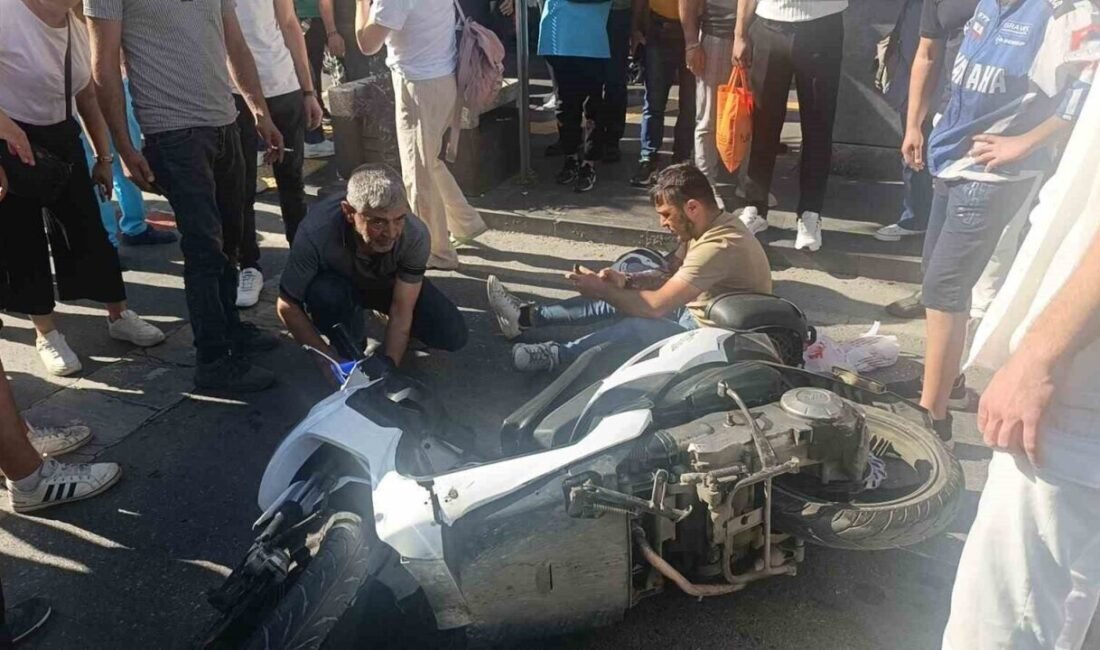 Manavgat’ta yayalara yol vermek için yaya geçidinde yavaşlayan motosiklete arkadan