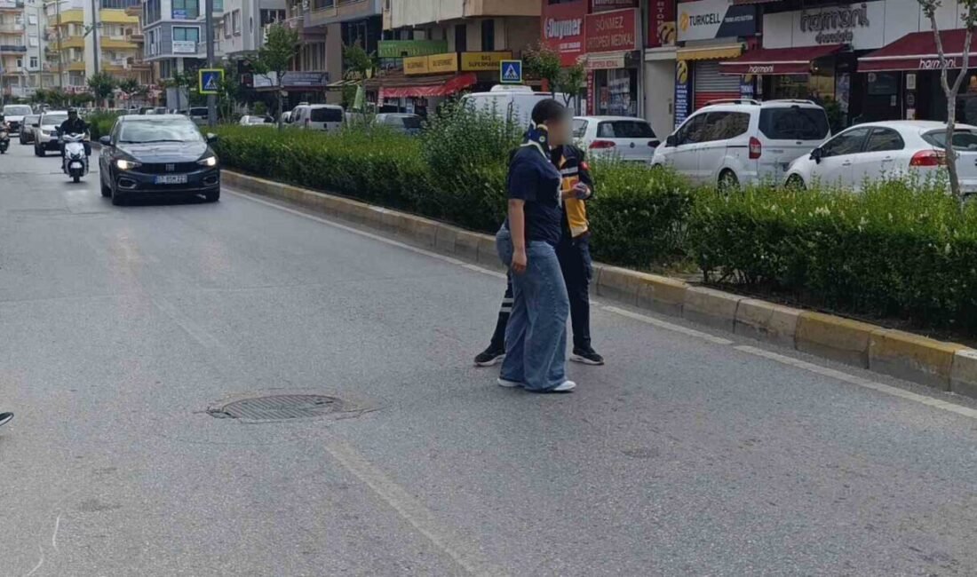 Antalya’nın Manavgat ilçesinde yaya geçidini kullanmak yerine refüjden geçmeye çalışan
