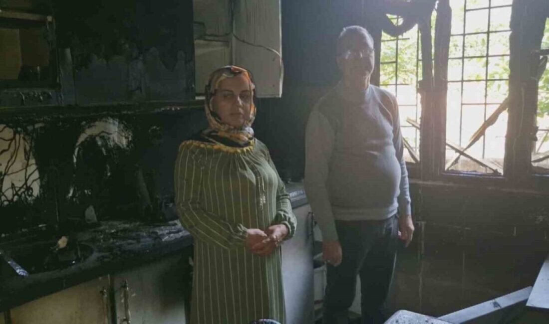 Hatay’da yıldırım isabet eden ev küle dönerken, çıkan yangında dumandan