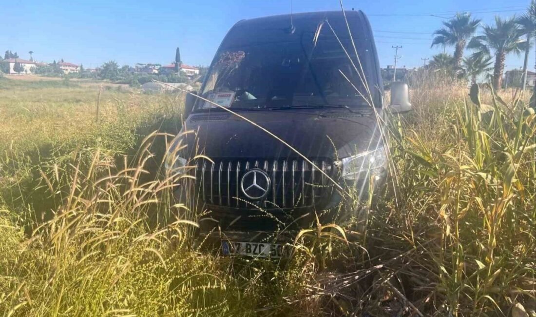 Antalya Manavgat’ta içerisinde turistlerin bulunduğu seyir halindeki tur aracı sürücüsü