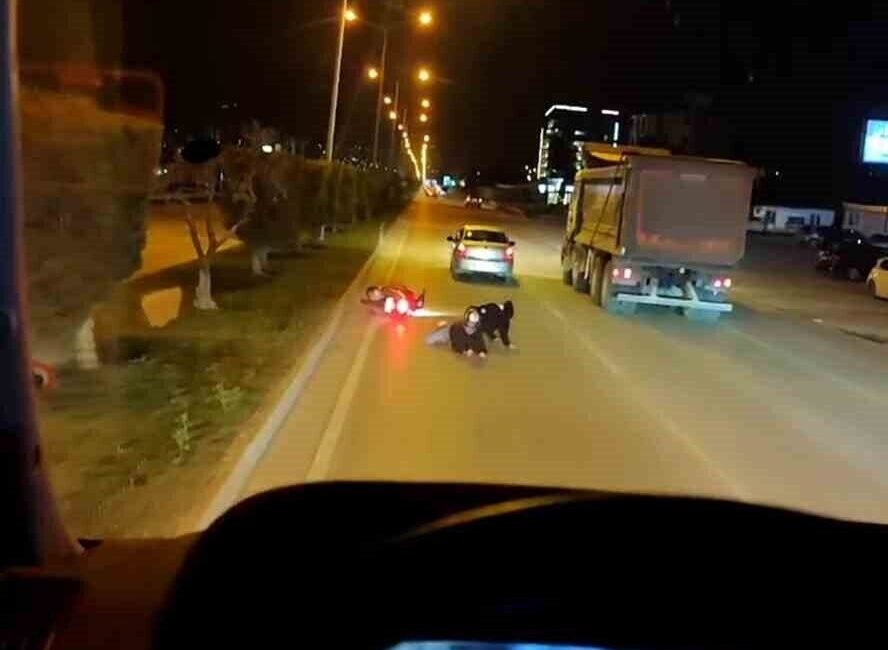 Hatay’da sollama yapan otomobille çarpışan motosikletteki 2 kişi yere savruldu.